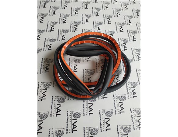 Ущільнення 333/P2990, 331/59896, 331/32339 двері кабіни верхній для телескопічного навантажувача JCB